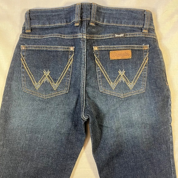LIKE NEW! Wrangler Boot Cut Dark Wash Jeans, Women's Size 5 X 34 - Picture 7 of 9